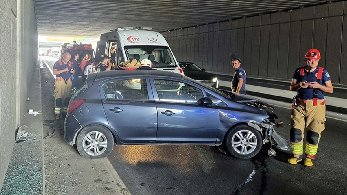 Lastiği patlayan otomobil tünel duvara çarptı: 3'ü çocuk 5 yaralı