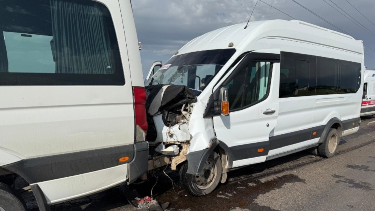 Öğretmen servisleri çarpıştı; 28 yaralı