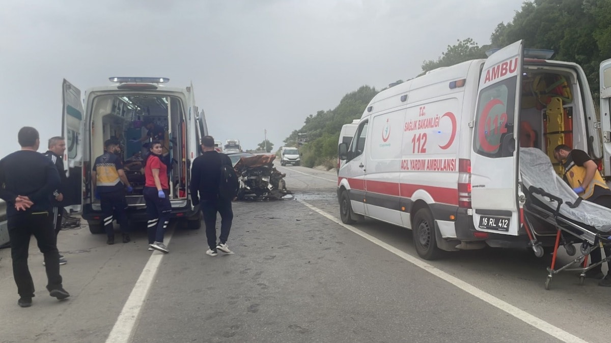 İşçi servis minibüsü ile otomobil çarpıştı: Çok sayıda yaralı var