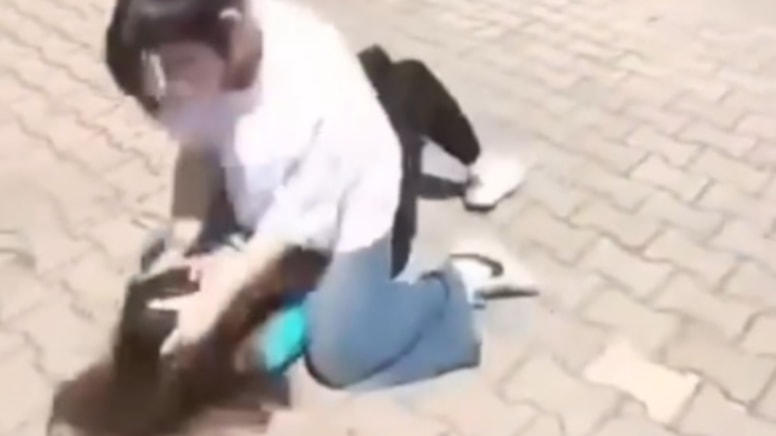 Şiddet ortaokula kadar indi! Arkadaşını saçından tutup yerde sürükledi