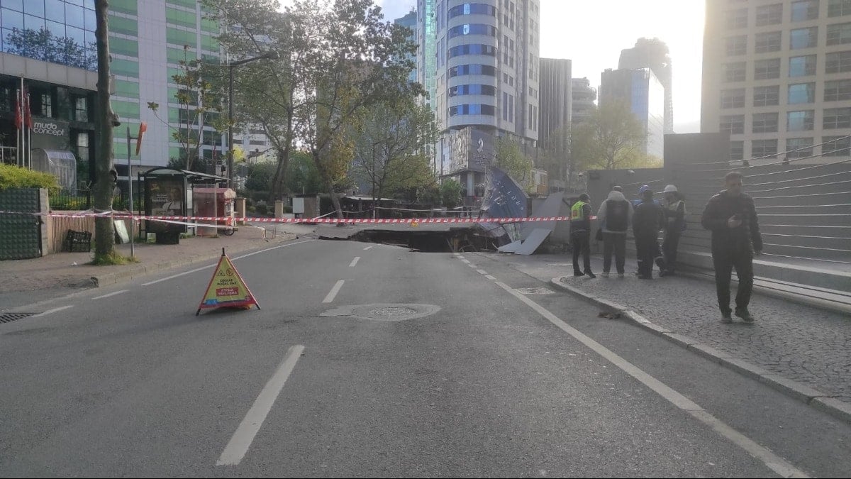 Son dakika... Sarıyer'de yol çöktü: Eski Büyükdere Caddesi trafiğe kapatıldı