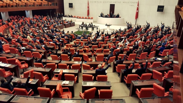 Meclis’te sekiz vekil eksildi