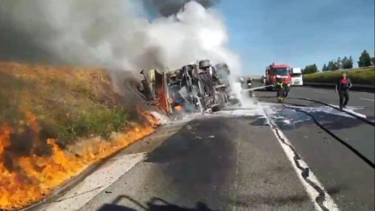 Akaryakıt yüklü tanker devrildi; yangın çıktı