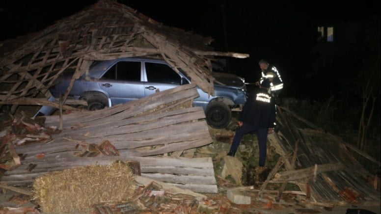 Virajı alamayan sürücü samanlığa daldı