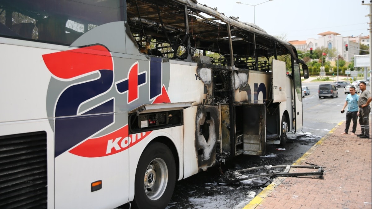 Mersin'de seyir halindeki yolcu otobüsü yandı