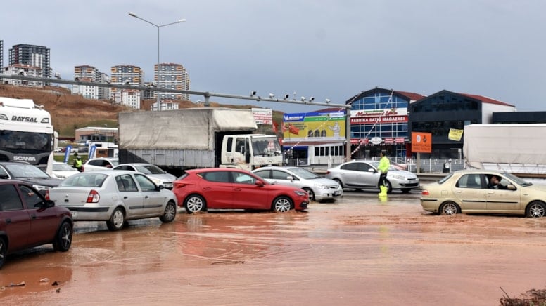 Kırıkkale'de sağanak! Dereler taştı, ev ve iş yerlerini su bastı