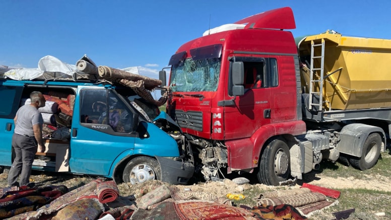 Aksaray'da kaza: Kamyonla minibüs çarpıştı 2 kişi yaralandı