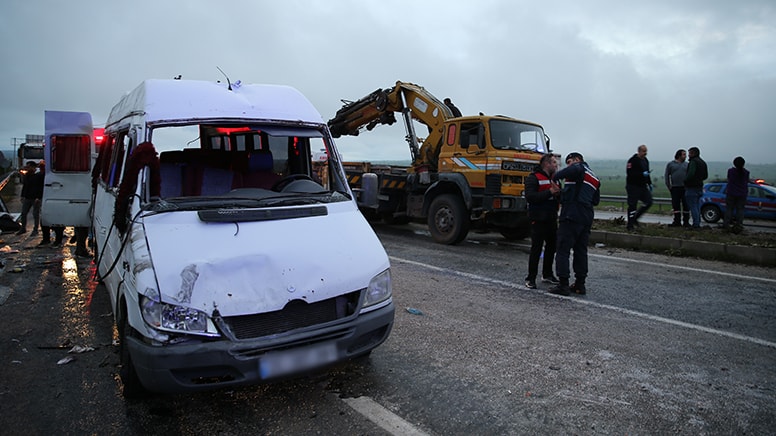 Denizli'de servis aracı otomobile çarptı: 18 kişi yaralandı