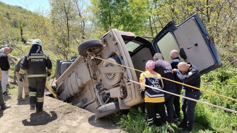 Samsun'da araç devrildi 2 kişi yaralandı