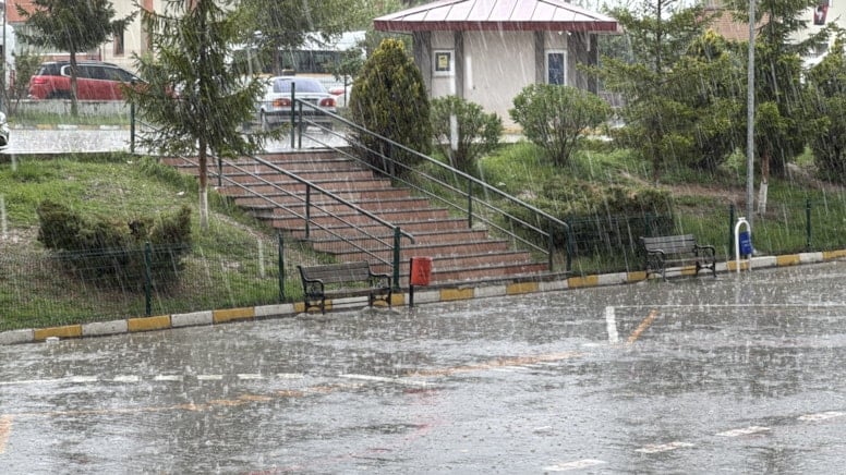 Kastamonu'da sağanak aniden bastırdı, vatandaşlar hazırlıksız yakalandı