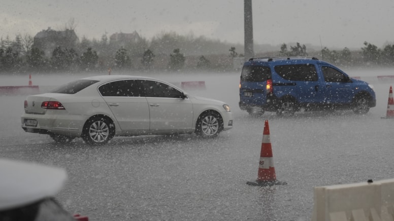 Ankara-Niğde Otoyolu'nda yağmur ve dolu yağışı etkili oldu