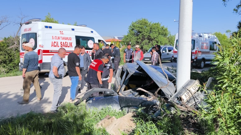 Burdur'da otomobil elektrik direğine çarptı: 2 yaralı