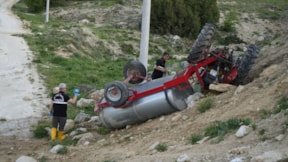 Burdur'da feci kaza! Traktör şarampole yuvarlandı, sürücü hayatını kaybetti