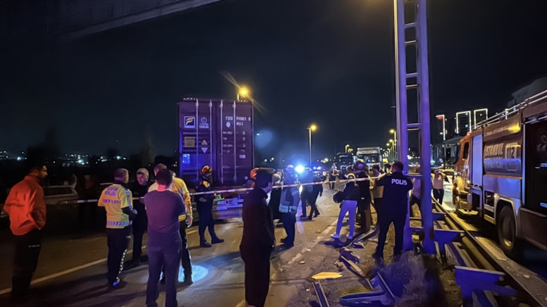 Karşı şeride geçen tır ortalığı birbirine kattı: 1 kişi öldü