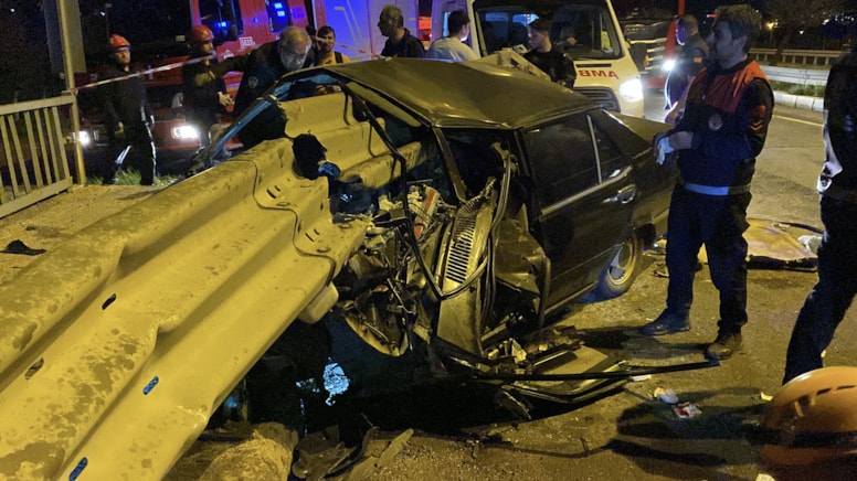 Bariyere ok gibi saplanan otomobilden sağ çıktı