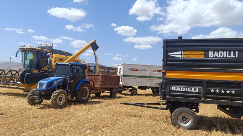 Mardin'de sezonun ilk arpa hasadı yapıldı