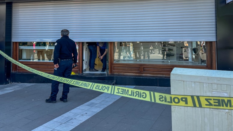 Kuyumcuda dehşet anları: İçeri girip ateş açtı, 2 kişiyi yaraladı