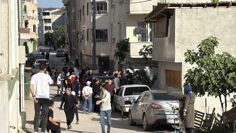 Komşular arasındaki kavgada kılıçlar çekildi, 1'i ağır 3 kişi yaralandı