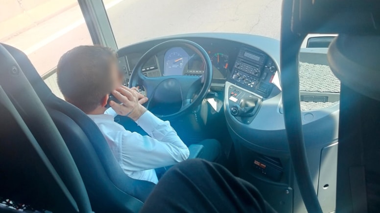 Telefonla konuşan yolcu otobüsü şoförüne 'sivil jandarma' baskını