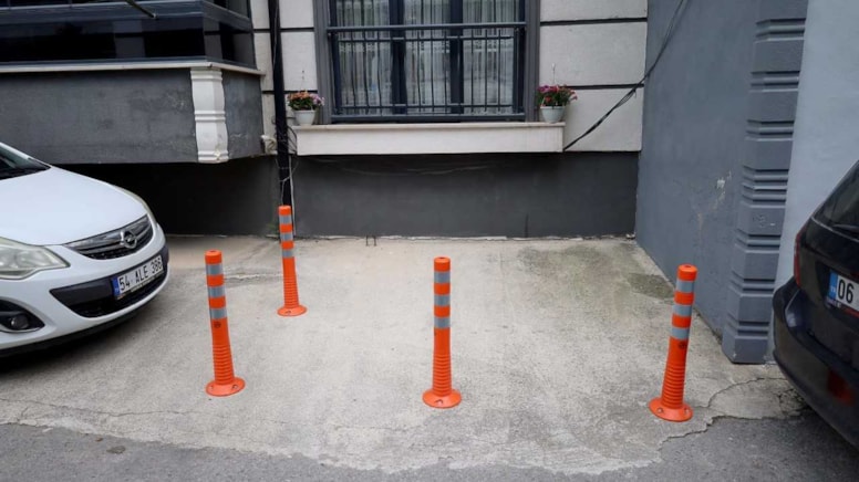 Sakarya'da duygulandıran anlar! Yatalak hastanın penceresinin önü duba ve çiçeklerle araç parkına engellendi