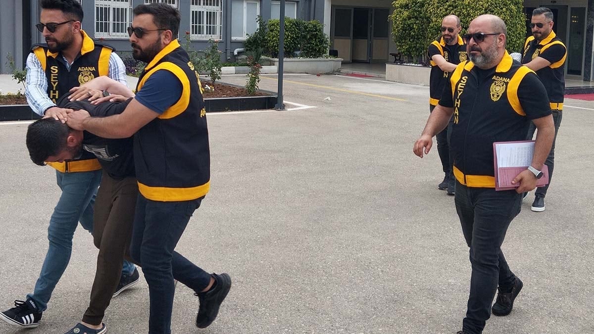 Evdeki dolaptan kalaşnikof, tabanca ve av tüfeği çıktı