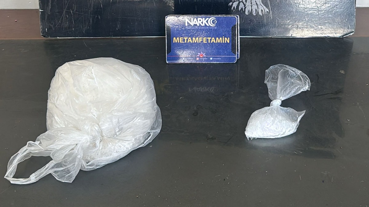 Polisin 'dur' ihtarına uymayan araç yakalandı:  1 kilo 50 gram uyuşturucu çıktı