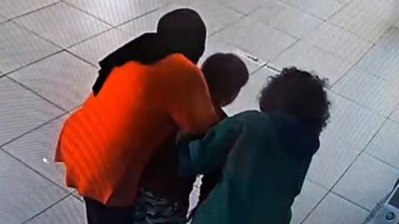 Adana'da boğazına yiyecek kaçan öğrenciyi, öğretmeni Heimlich manevrasıyla kurtardı