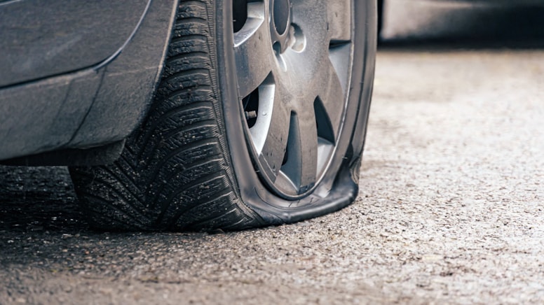 30 kilometre boyunca yola dehşet saçtı: 300'den fazla aracın lastiği patladı