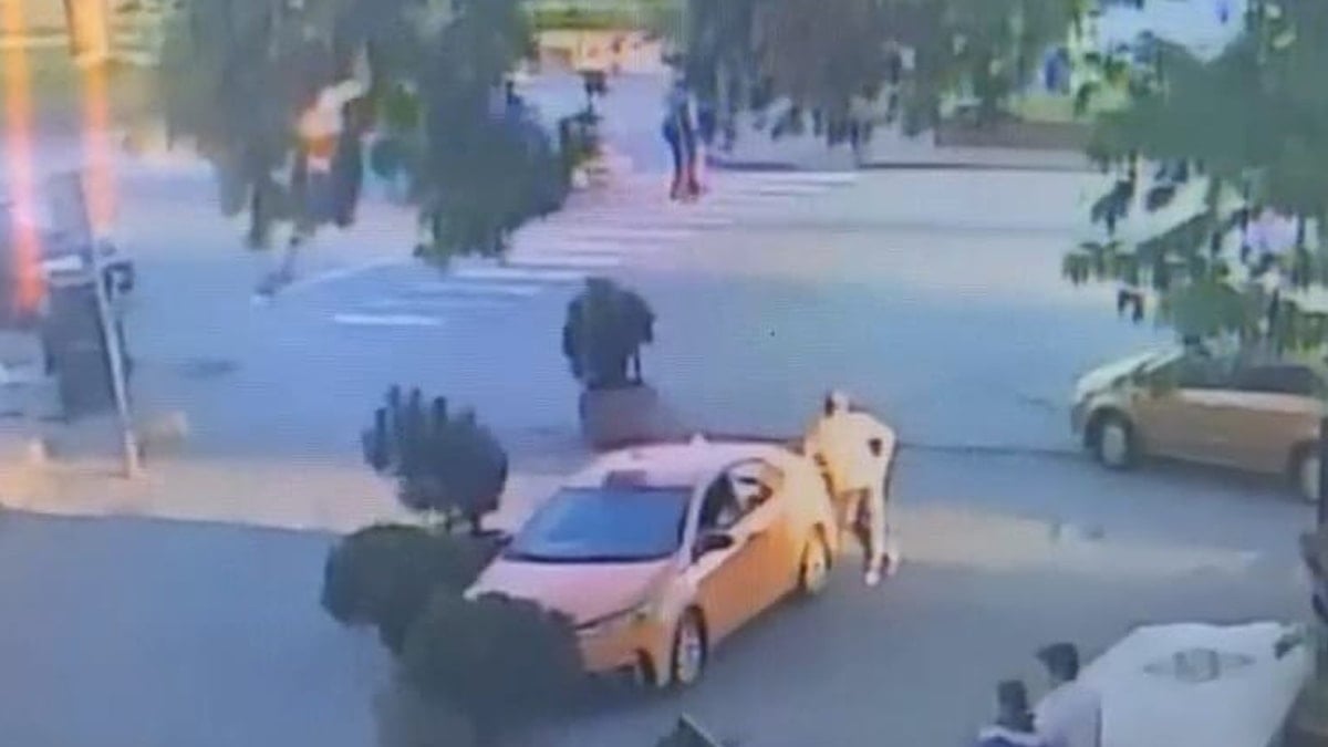 Yaya geçidinde araç yayaya çarptı: Kaza anı kamerada