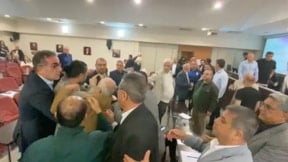 Meclis değil boks ringi! AKP'li üyeden CHP'li üyeye 'Ağzını yüzünü dağıtırım' tehdidi