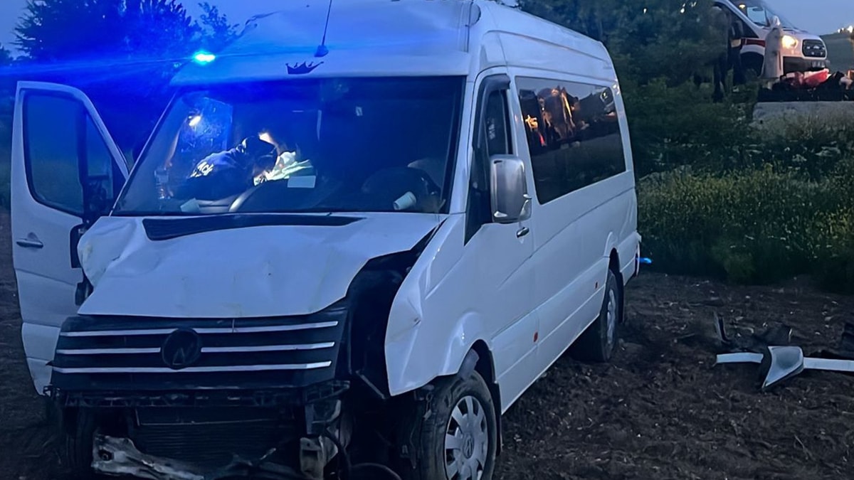 Afyonkarahisar'da minibüs araziye girdi: 6 yaralı