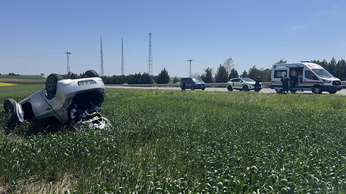 Edirne'de devrilen otomobildeki sürücü ve eşi yaralandı
