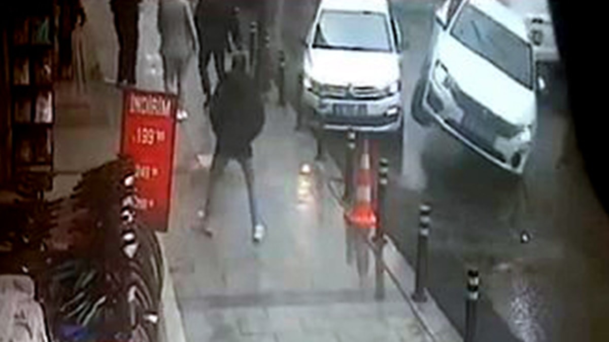 Avcılar'da kaldırıma çıkan otomobil aydınlatma direğine çarparak durdu