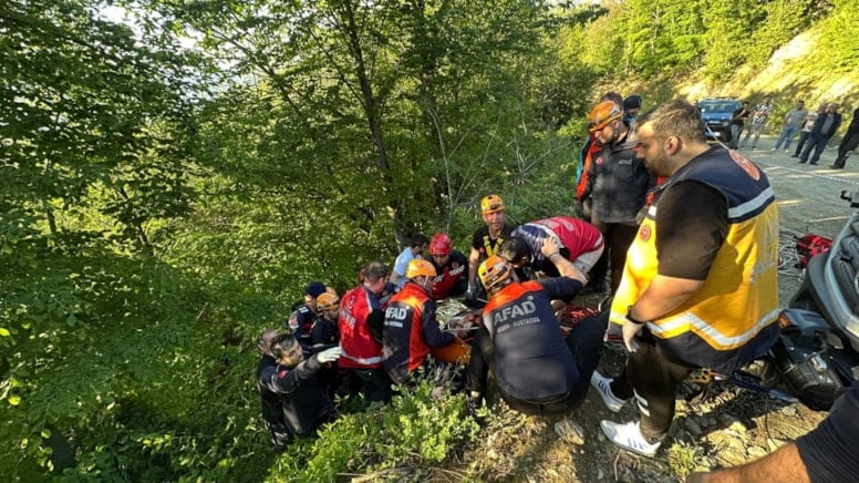 Sakarya'da kaza! Arazi aracı şarampole yuvarlandı; karı- koca yaralandı