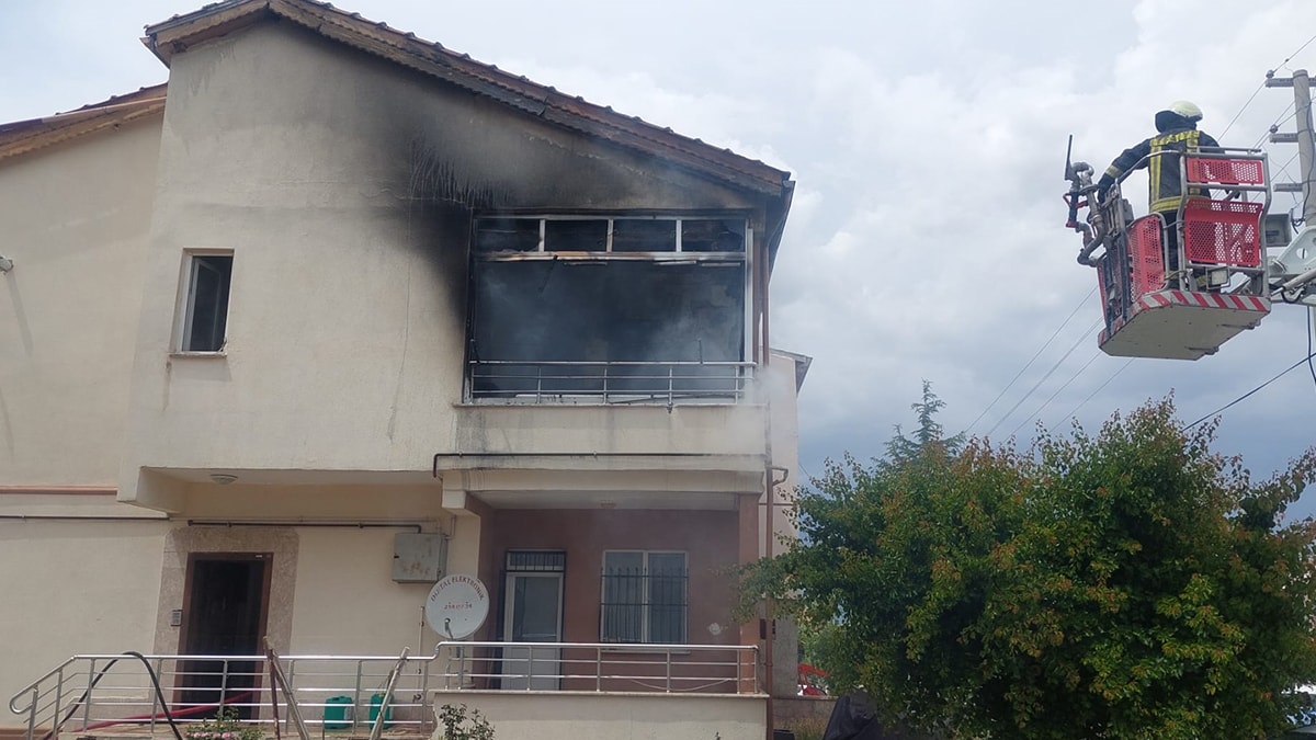 Tartıştığı eski eşinin evini ateşe verdi