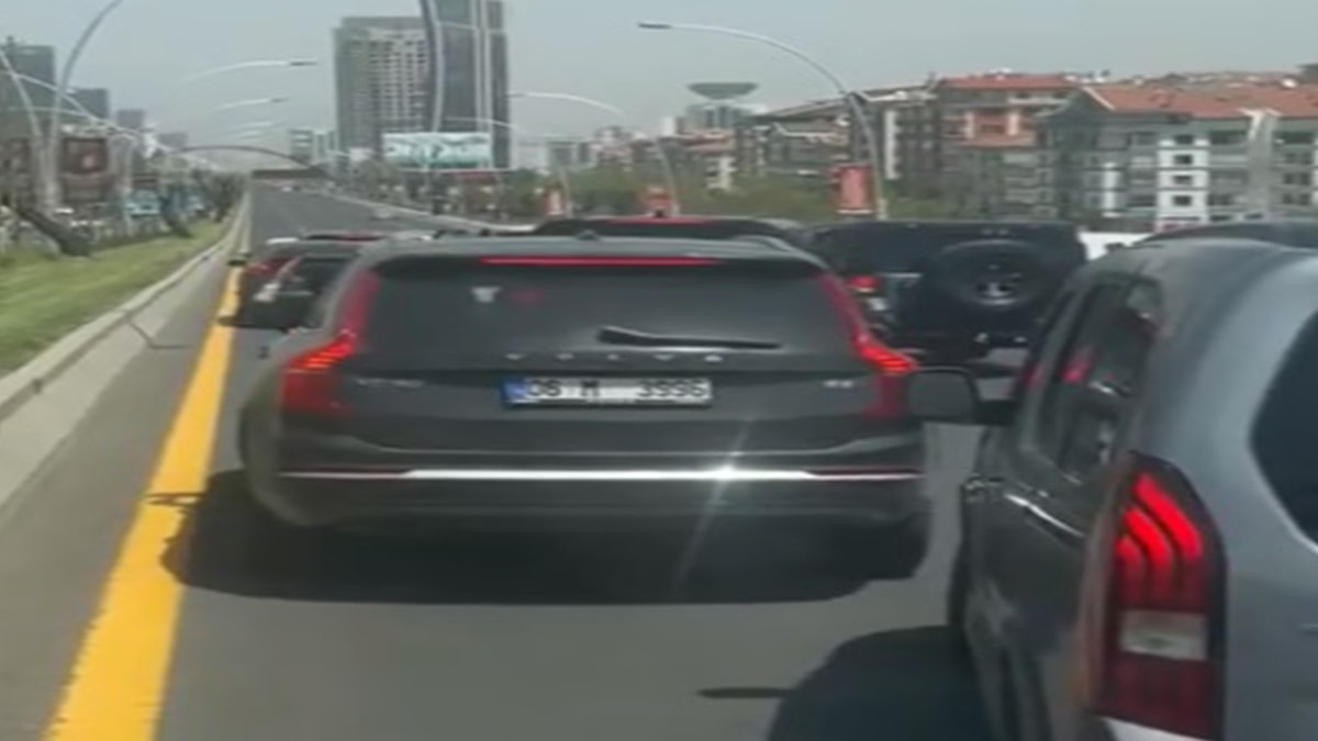Düğün konvoyunu yolu kesti:  Ambulans şoförü “İnsan hayatına mahal oluyorsunuz şuan yolu açar mısınız” diyerek isyan etti