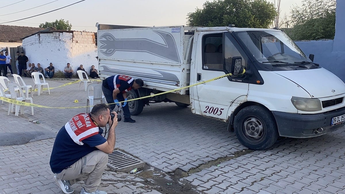 Kamyonet kasasından düşen çocuk can verdi