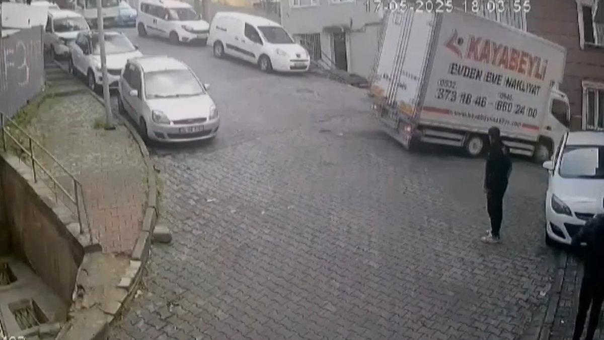 İstanbul'da korku dolu anlar kamerada: Kamyonet binaya çarptı