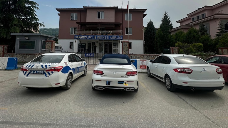 Sakarya'da plakasız otomobille 'drift' yapan sürücü cezadan kaçamadı