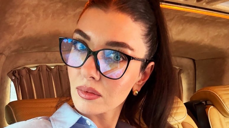 Ünlü oyuncu kız kardeşleriyle poz verdi! Benzerlikleri ağızları açık bıraktı
