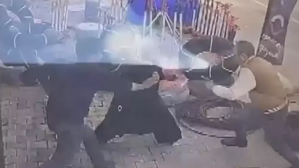 Bıçaklı saldırgana müdahale etti, kadını kurtardı