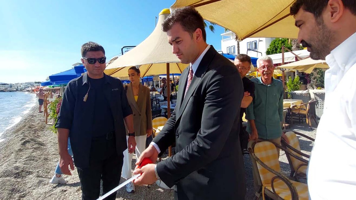Bodrum sahillerinde utandıran görüntüler: Belediye başkanı elinde metreyle işgalleri ölçtü