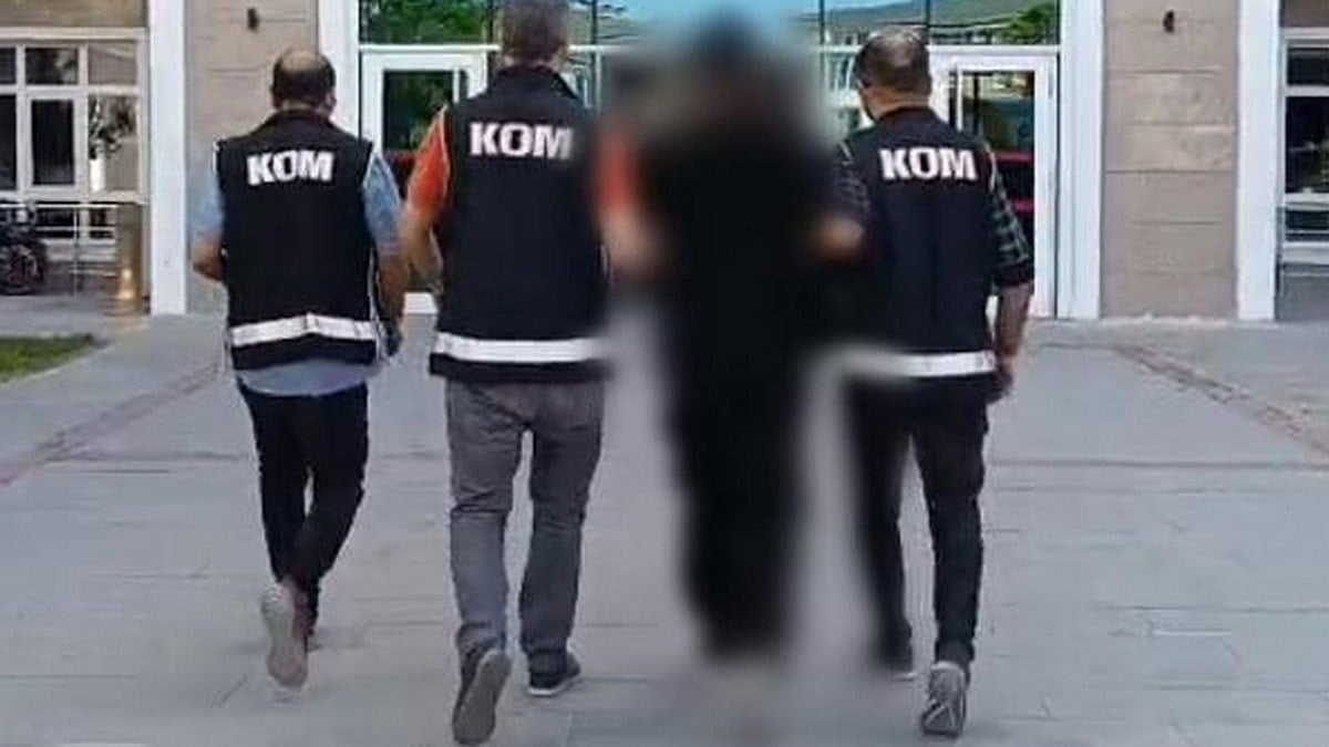 Yabancılardan rüşvet alan memur yakalandı: Evinden altın ve dolarlar çıktı