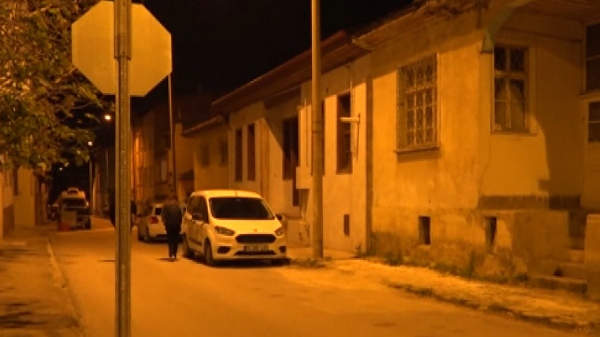 20 yaşındaki genç kadını sokakta bıçakladılar