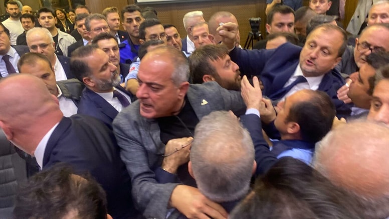 Bursa'da Meclis toplantısında gerginlik çıktı, hakaretler havada uçuştu