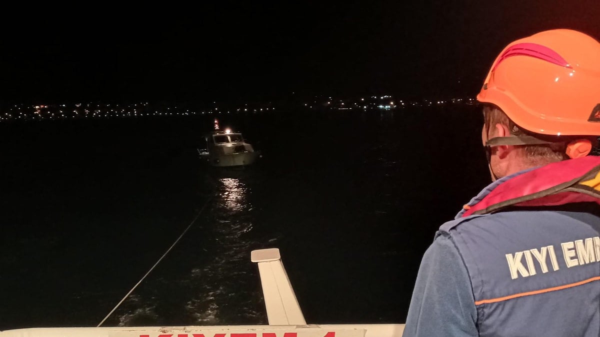 Çanakkale Boğazı'nda sürüklenen tekne kurtarıldı! İçinde beş kişi vardı