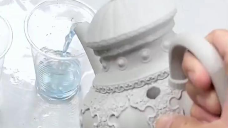 Sıradan bir çaydanlık gibi görünüyor ama aslında bir suikastçı