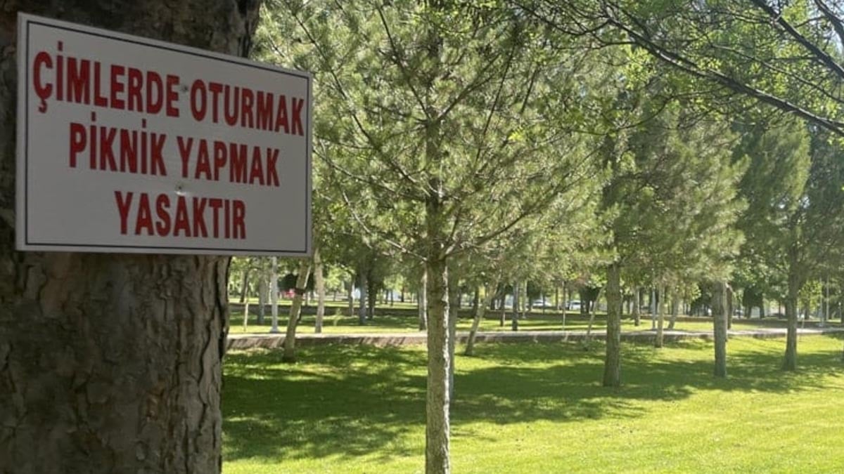 Elazığ Fırat Üniversitesi'nde kampüs çimlerine oturmak yasaklandı
