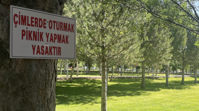 Öğrenciye nefes yok: “Çimlere oturmak yasaktır”