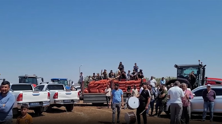 Çiftçiler ürünlerini dökerek iktidarı protesto etti
